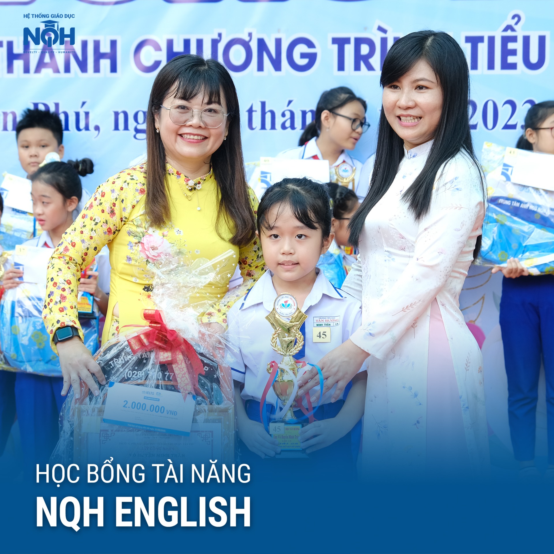 Trao tặng học bổng tài năng đến trường tiểu học Tân Hương