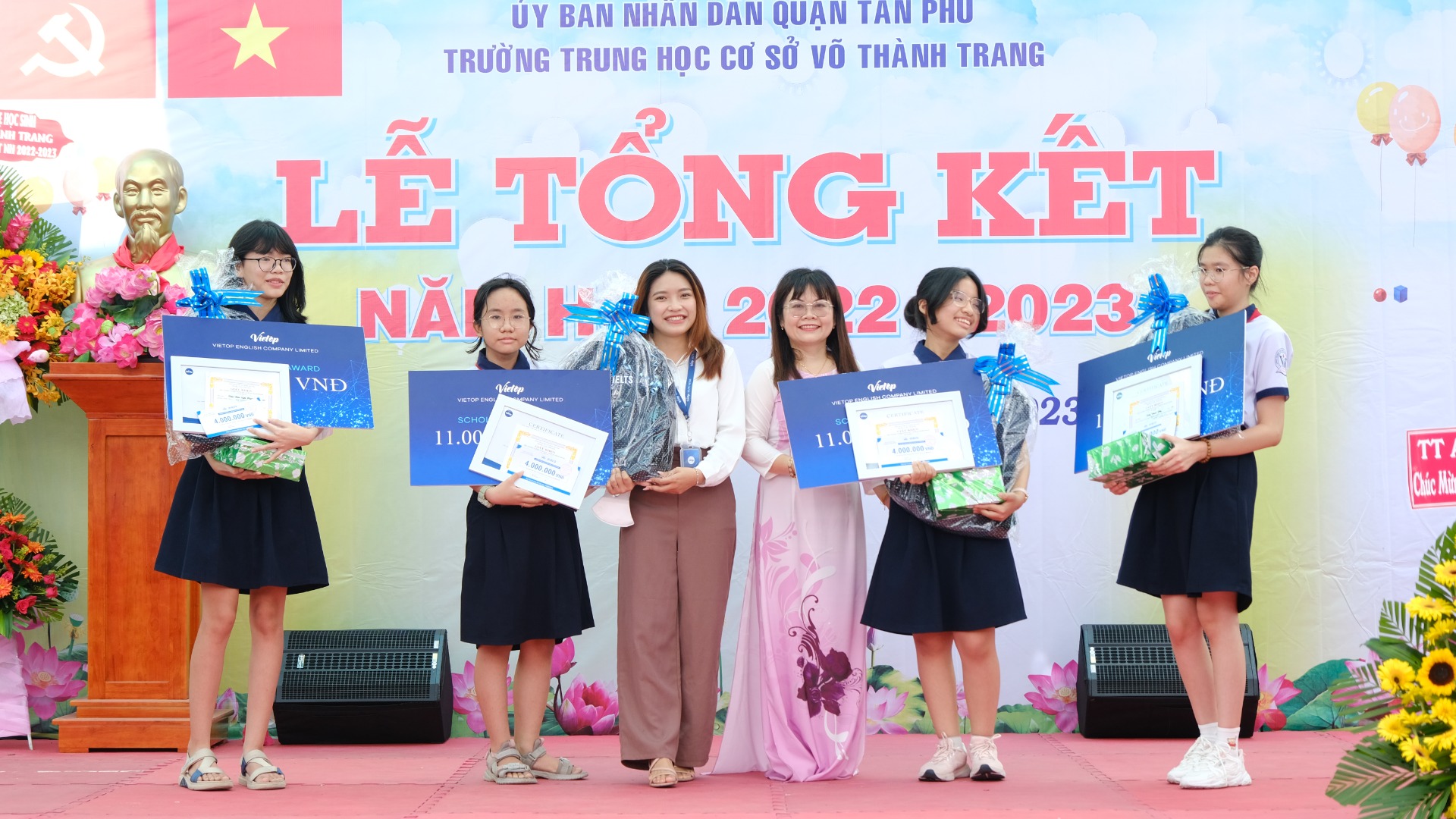 Sự kiện trao tặng quà và học bổng chắp cánh đến từ NQH ENGLISH